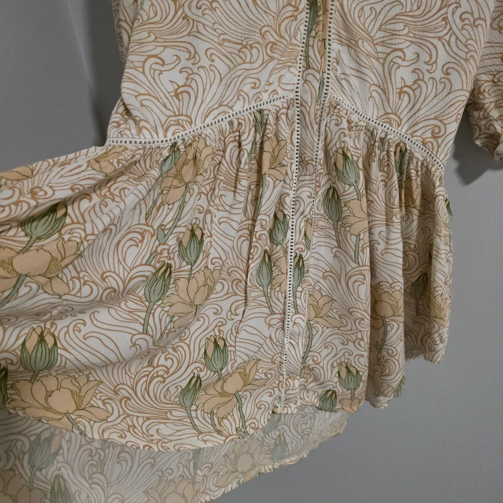 Anthro Akemi + Kin Floral Boho Blouse Cream Babydoll Top Size M - Picture 4 of 9